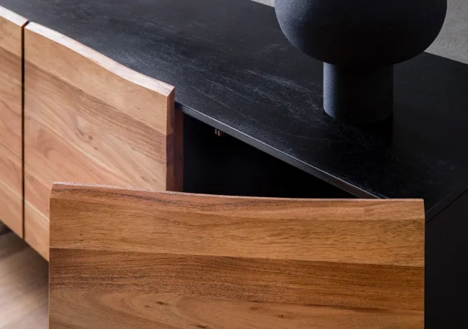 Massivholz Sideboard 180cm Akazie Kommode mit 4 Türen Baumkante Industrial Design Metall Schwarz