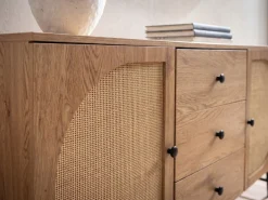 Sideboard in Eiche Dekor 140 cm Kommode mit 2 Türen & 3 Schubladen aus Wiener Rattan Geflecht Design